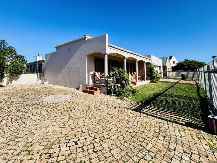 3 Bedroom Property for Sale in Sandbaai Western Cape